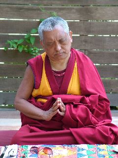 Lama Zopa Rinpoche in gebed